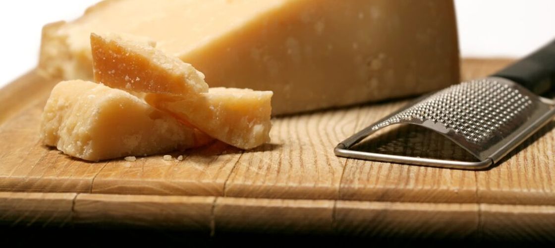 Coaja de parmezan nu se aruncă. De ce o păstrează bucătarii și cum o poți folosi