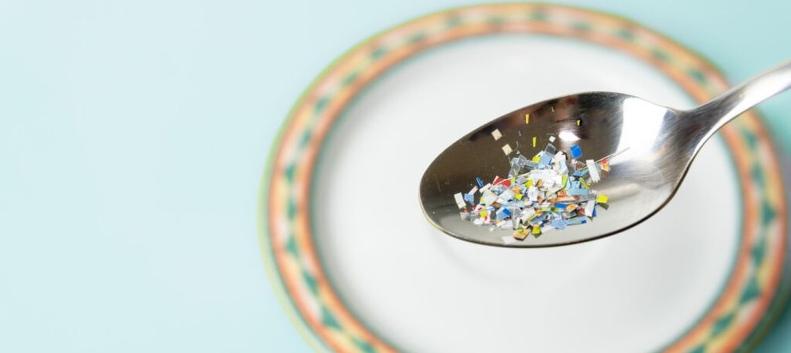 Microplasticele se activează în apă și îți pun în pericol sănătatea. Un studiu revoluționar din revista Nature explică cum se modifică și cât sunt de toxice
