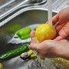 Cum se spală corect lămâile: Ce spune un specialist în știința alimentelor despre bacterii, murdărie și pesticide