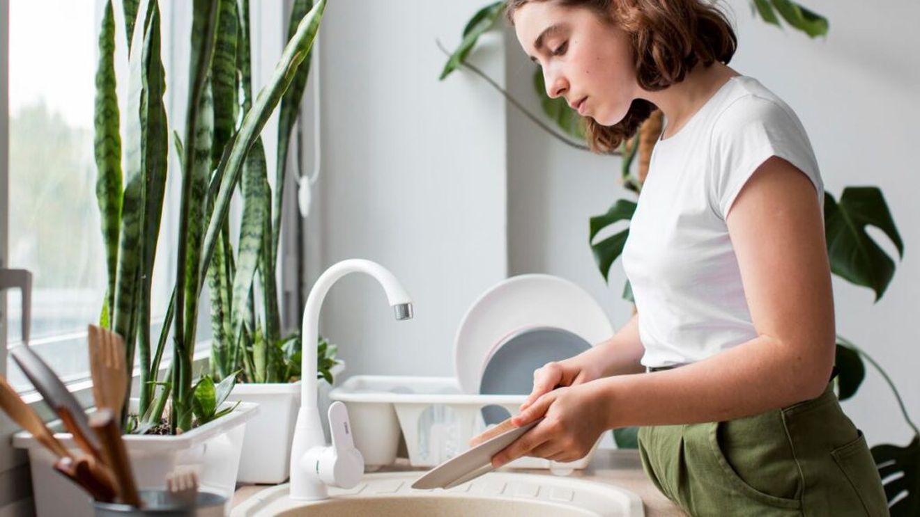 Cum speli corect și eficient vasele dacă nu ai mașină de spălat. Cinci reguli de aur