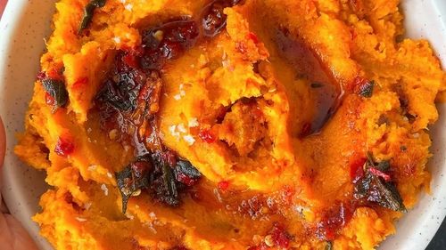 Garnitură cu trei ingrediente - cartof dulce, ardei Chipotle și unt - recomandată de faimosul prezentator Alton Brown