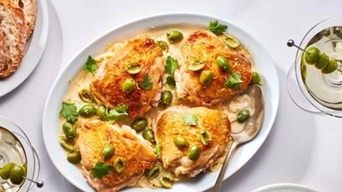 Rețetă reinterpretată: Pui „Three Martini” cu sos de vodcă, vermut și măsline Castelvetrano