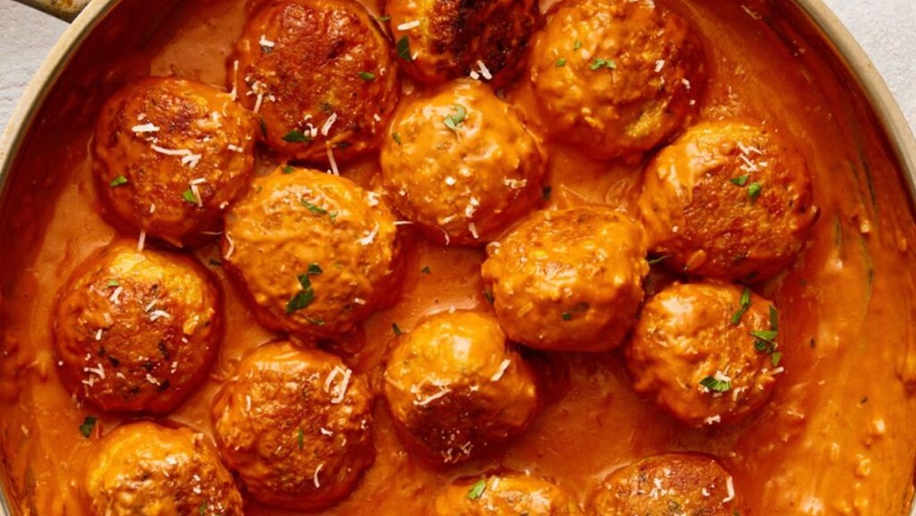 Chiftelele în sos de vodcă transformă clasicul penne alla vodka într-o cină mai consistentă și gata în mai puțin de o oră / Rețeta aduce o cină cremoasă, bogată și ușor de făcut acasă