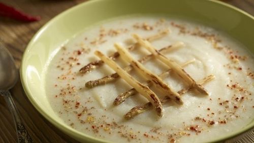 Supă cremoasă de conopidă cu sparanghel alb/ Rapid de preparat poate fi un prânz de post sănătos, dar și un prim fel pentru o masă festivă