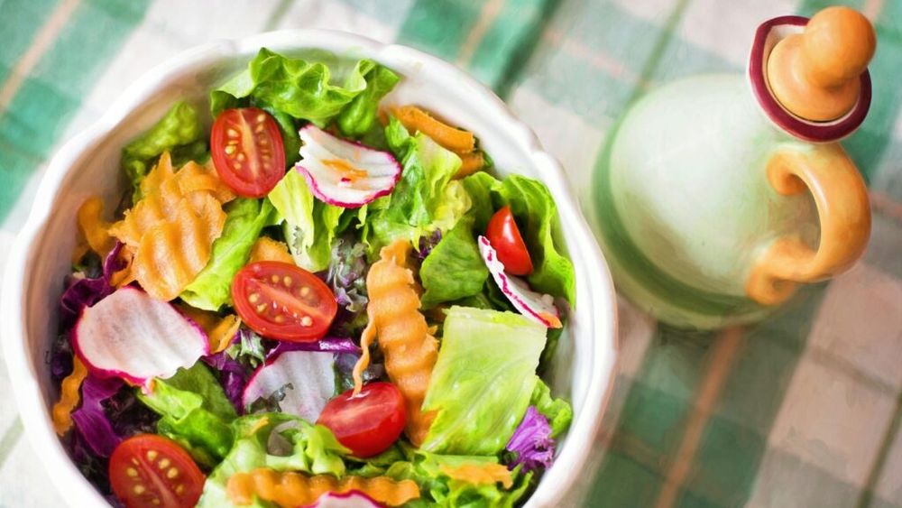 Ce pui prima dată în salată: uleiul, sarea sau oțetul? Iată cum trebuie preparate corect vinegreta și salata