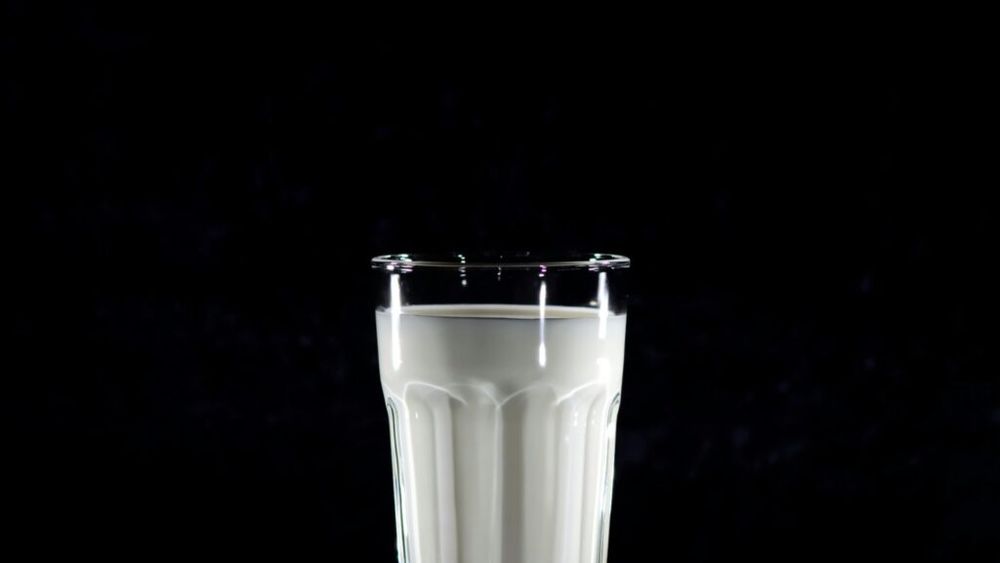 Diferența între laptele de vacă și cel de capră explicată de o farmacistă cu pregătire de nutriționist: Au cam aceeași nutrienți, dar globula de grăsime din cel de capră este mai mică, probabil de aceea se digeră mai bine