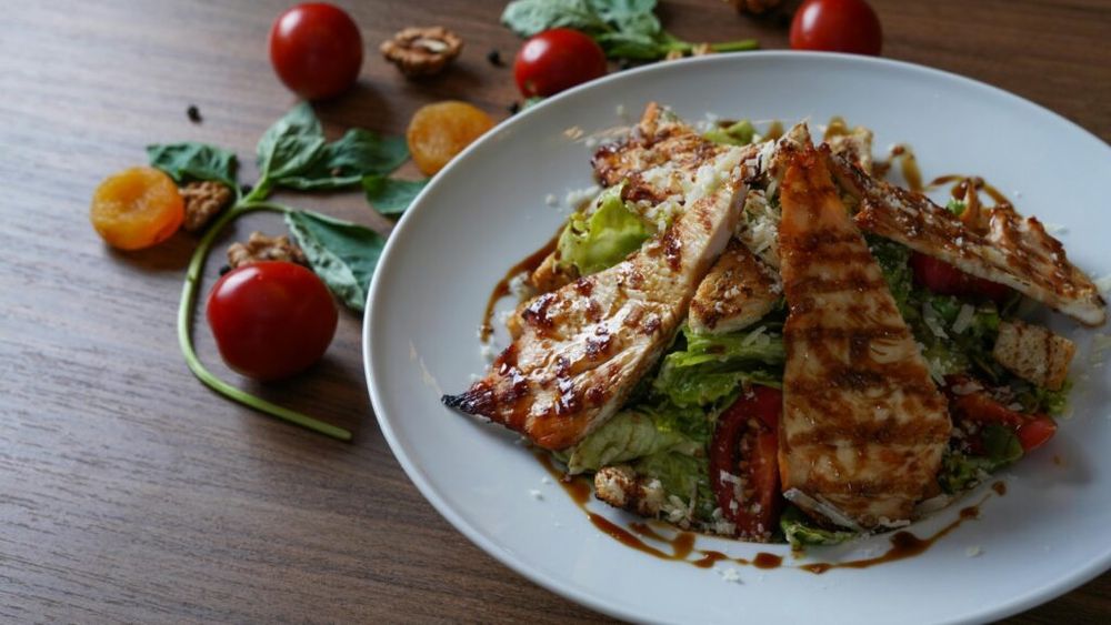 Câtă proteină înseamnă prea mult? Profesori de la universități de prestigiu din lume spun că este greu să consumăm exces de proteine, dar ne sfătuiesc să evităm suplimentele proteice / Micul dejun ar trebui să conțină proteine; alege-le pe cele de origine vegetală sau din carne slabă