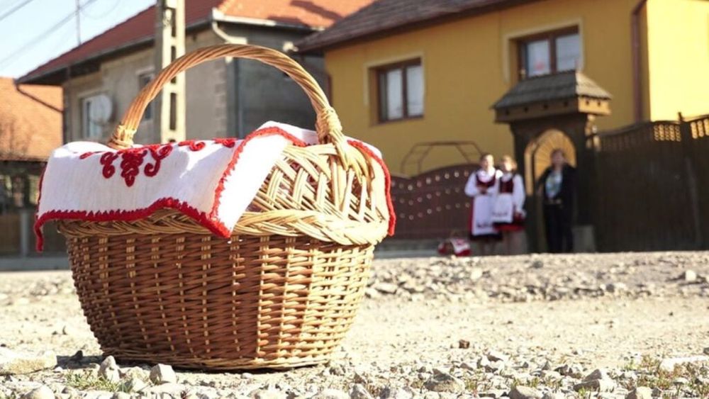 Ce mâncăruri obișnuiesc să pună pe masă membrii confesiunilor religioase/comunităților etnice din România care sărbătoresc astăzi Paștele