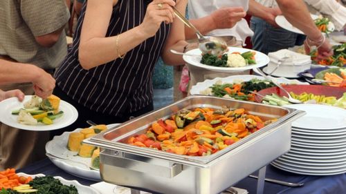 Peste 100 de angajați ai ByteDance (TikTok) s-au îmbolnăvit după ce au consumat alimente furnizate de firme de catering în Singapore