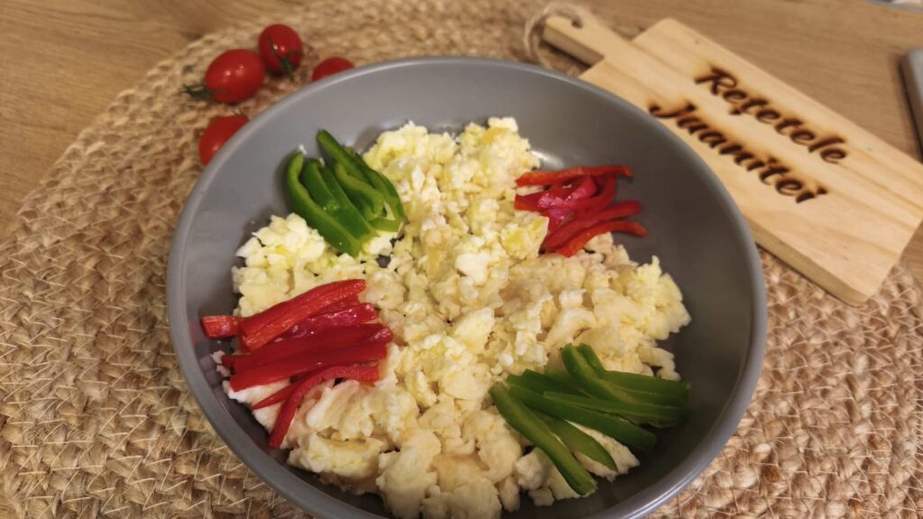 VIDEO | Rețetele Juanitei/ Ouă jumări, cel mai simplu și mai rapid mic dejun/ Batem ouăle direct în tigaie