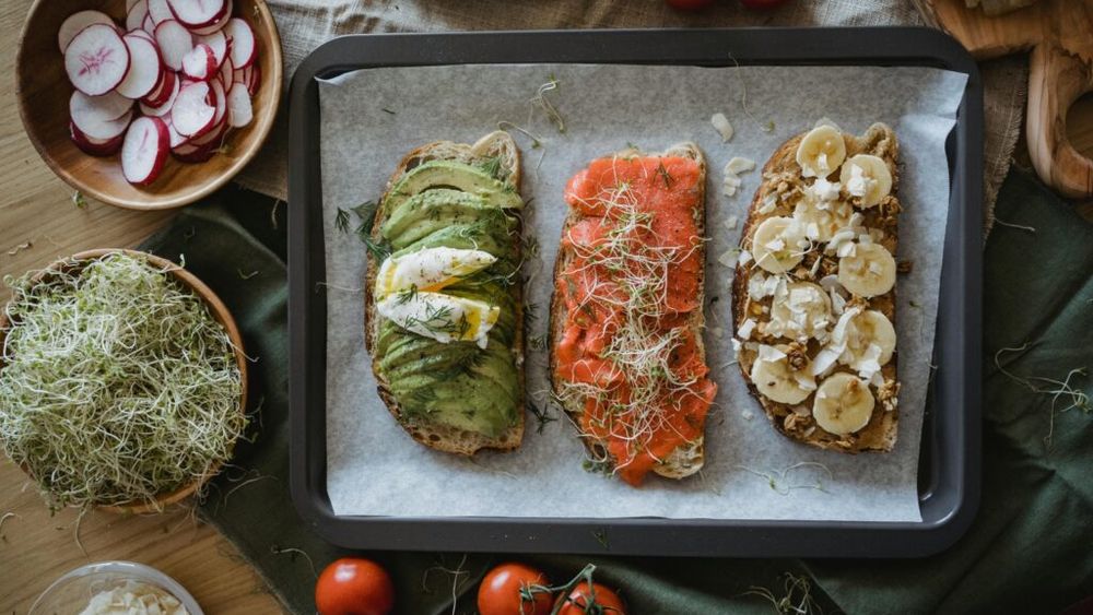 Vrei să te simți mai puțin stresat? Mănâncă ouă și avocado și încearcă să consumi mai puțină cofeină / Un nutriționist în spune ce alimente pot crește producția de cortizol, hormonul responsabil de stres