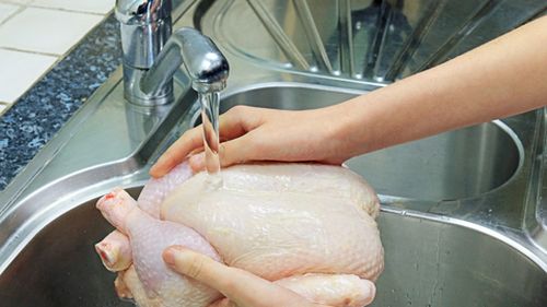 Speli puiul crud înainte să-l gătești? Greșeala care poate răspândi bacteriile în toată bucătăria