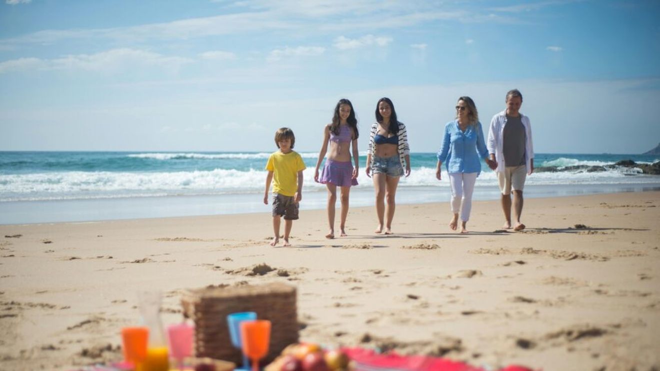 Cele mai bune idei de mâncare pentru plajă/ Migdalele, floricelele, fructele, batoanele preparate în casă, chec-ul cu banana și apa cu gheață, printre alimentele ideale pentru un picnic pe plajă