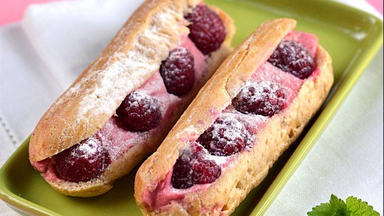 Eclere cu mascarpone Hochland și zmeură / Desertul rafinat pentru masa de Paște