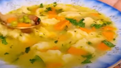 Rețetele Juanitei | Supă de mazăre ardelenească/ E dulce, sățioasă și putem alege între găluștile de griș sau de făină