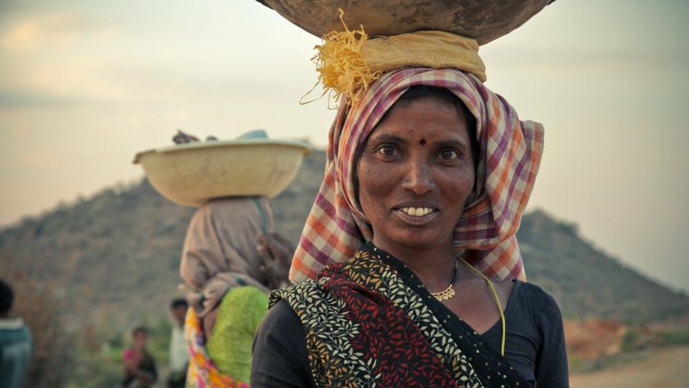 Este atât de cald în India încât un asigurător ajută zeci de mii de femei să cumpere alimente / Munca în aer liber într-o căldură extremă este periculoasă