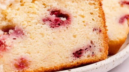 Ceva dulce/Prăjitură cu lămâie și zmeură, numai bună pentru un desert delicios cu o linguriță de înghețată sau lângă cafea