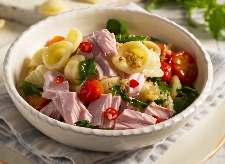 Bol cu paste, ardei iute, rosii și ton