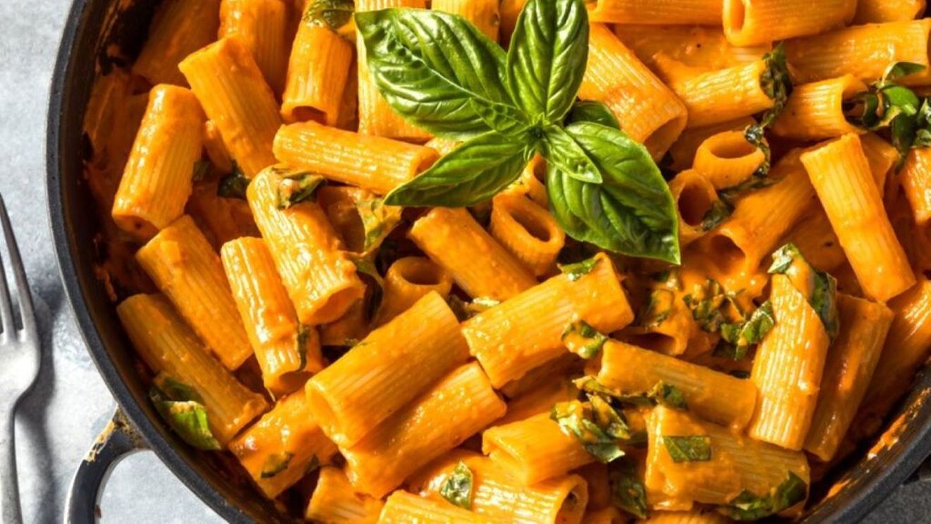 Pastele de vineri seara. Penne alla vodka, o rețetă la modă în anii '80 dar care revine, în versiune mai ușoară. Se folosește un strop de vodka în sos, în loc de vin, pentru a frăgezi cuburile de bacon și a lega aromele sosului