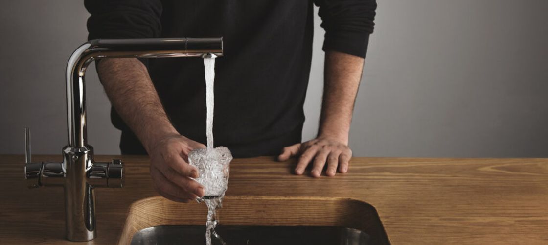 Restaurantele ar putea fi obligate să ofere gratuit apă de la robinet clienților. Proiect de lege depus în Parlament