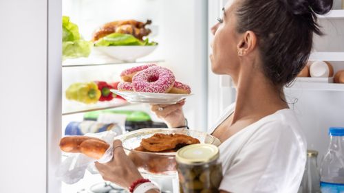 Lista gustărilor de care să te ferești seara. Sunt considerate vinovate pentru balonare, reflux și disconfort digestiv. Cu ce le poți înlocui