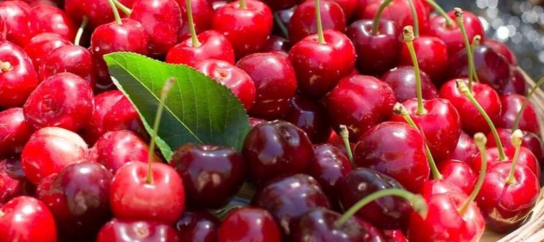 Delicii de sezon în Piața Matache/ Festivalul Cireșelor și al Căpșunilor în weekend