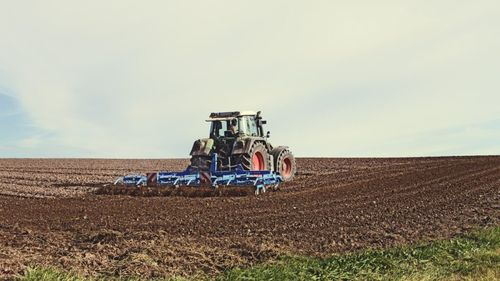 Guvernul a anunțat programul Rabla pentru tractoare / Bugetul alocat este de 500 de milioane lei