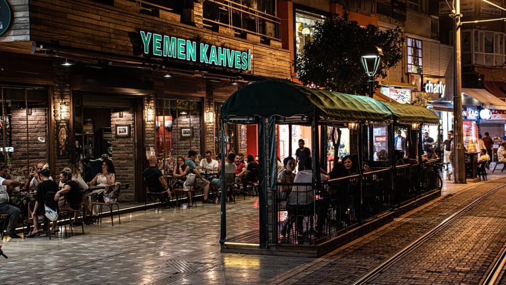 Cafenelele yemenite sunt tot mai populare în America / Sunt o alternativă pentru tinerii care vor să socializeze în timpul liber, dar care s-au săturat de clasicele baruri, unde se bea alcool / Aceste localuri sunt deschise până noaptea târziu