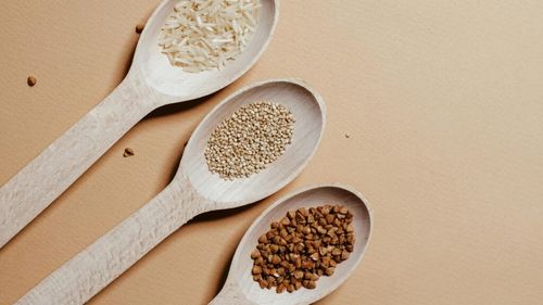 Ce alegem, orez brun sau quinoa? Dieteticienii susțin că ambele sunt cereale integrale sunt benefice, dar quinoa are câteva avantaje nutriționale