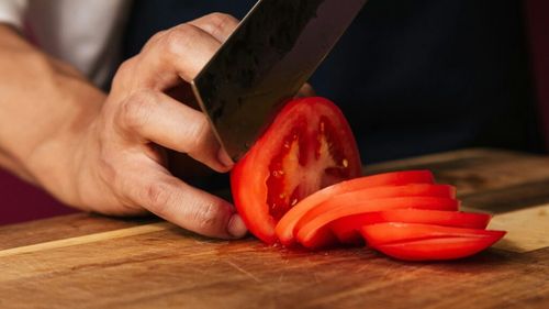 Cel mai simplu truc pentru a păstra roșiile tăiate proaspete mai mult timp/ Un specialist culinar dezvăluie, pas cu pas, cum poți păstra proaspete roșiile feliate și când este momentul ideal, înainte de a le folosi, să le scoți din frigider