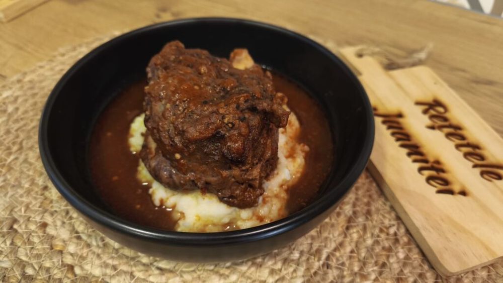 VIDEO | Rețetele Juanitei | Obrăjori de porc, preparați la oala sub presiune sau la slowcooker/ Merg pregătiți și în cuptor la temperatură scăzută/ În orice variantă carnea va ieși fragedă, de desfăcut cu furculița