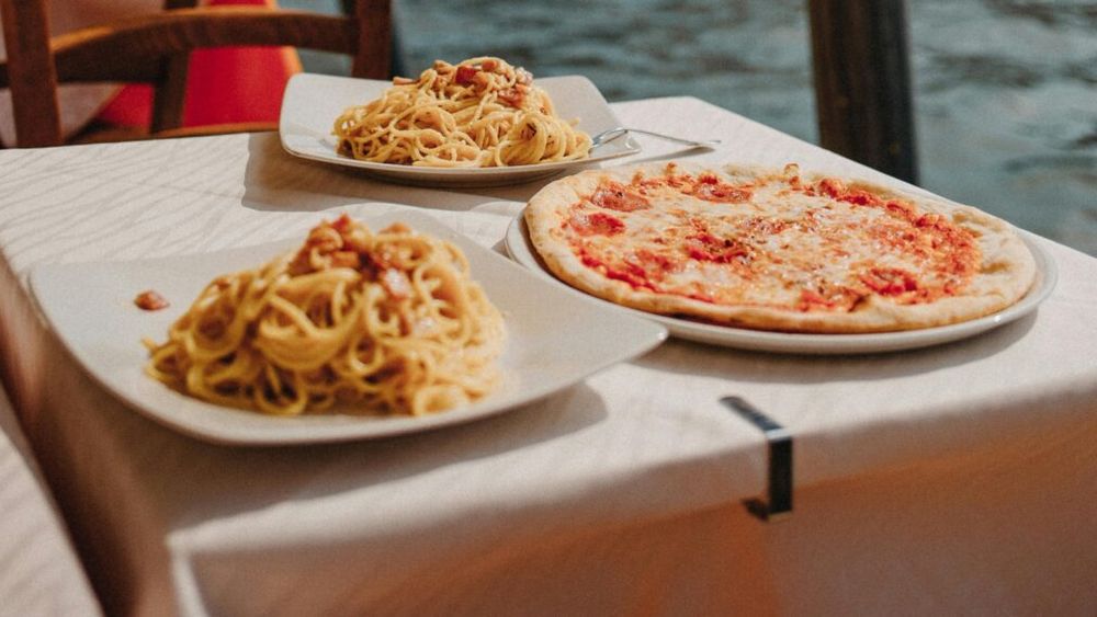 Ce aleg americanii pentru „ultima lor masă”? Friptura, cartofii și pastele conduc topul / Pe ce loc sunt burgerii