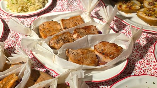 Belșug pe masa de Revelion / Somon cu glazură balsamică și vrăbioară de vită slow-cooked