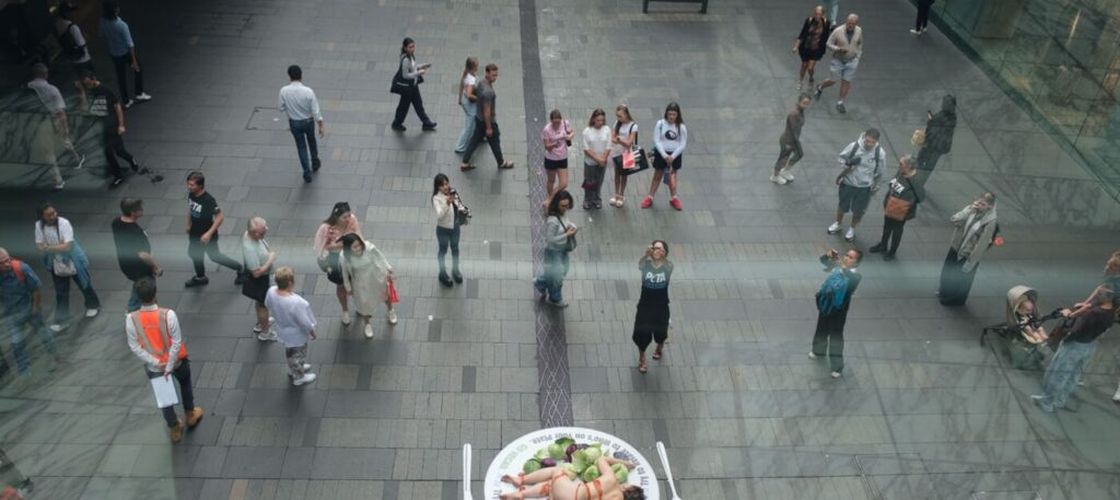 Protest inedit PETA în Sydney: Model expus pe o farfurie pentru a critica consumul de produse animale