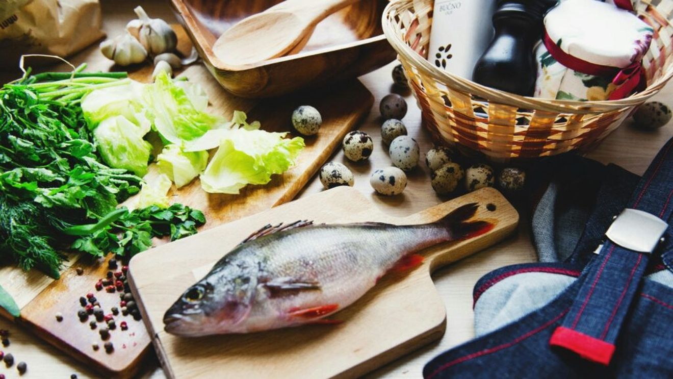 Există alimente care îți pot feri inima de boli/Ideal este să mănânci cinci porții de fructe și legume pe zi, carbohidrați și grăsimi puține și doar carne slabă și somon, ton sau macrou