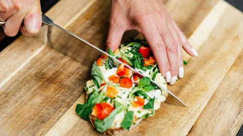 Cum să prepari un prânz în stil mediteraneean, în doar 10 minute, fără să ai nevoie de o rețetă complicată / Pune cerealele integrale în centru, adaugă proteine și umple farfuria cu legume