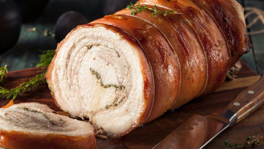 Friptură de Crăciun sau de Revelion altfel. Porchetta în stil italian, ca o ruladă de carne foarte fragedă, suculentă și aromată, gătită la cuptor