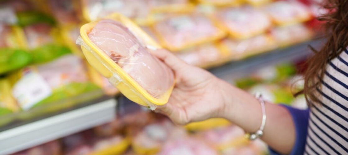 INS: Producția de carne a crescut la toate speciile în 2025. România a obținut peste 830.000 de tone de carne de pasăre