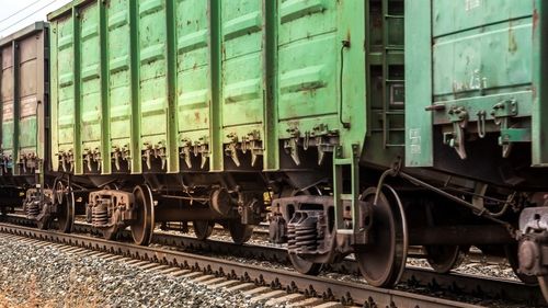 Olt: Conductorul unui tren, rănit după ce a lovit un utilaj agricol aflat pe calea ferată