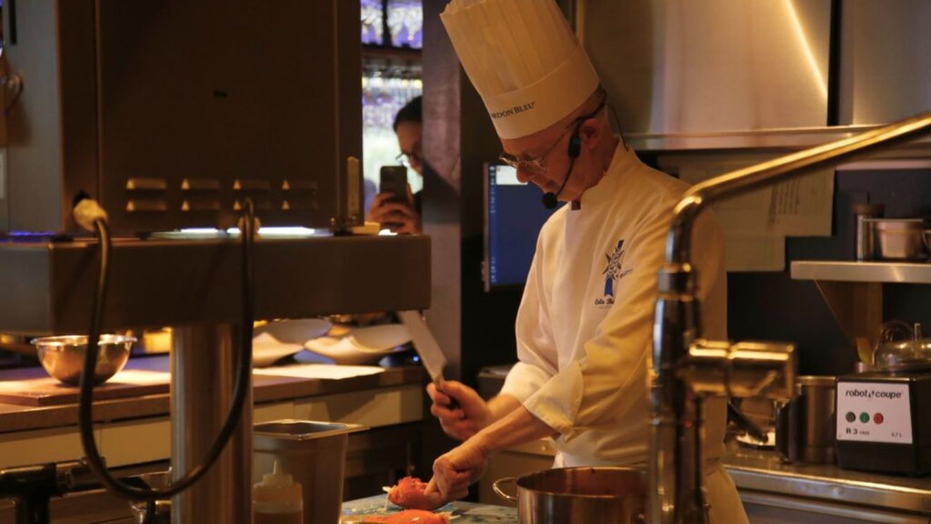 VIDEO | Live cooking class la patru mâini/ Chefii Colin Barnard (Le Cordon Bleu London) și Radu Ionescu (Kaiamo) au dat o lecție de gătit: „Un chef consacrat învață în fiecare zi”