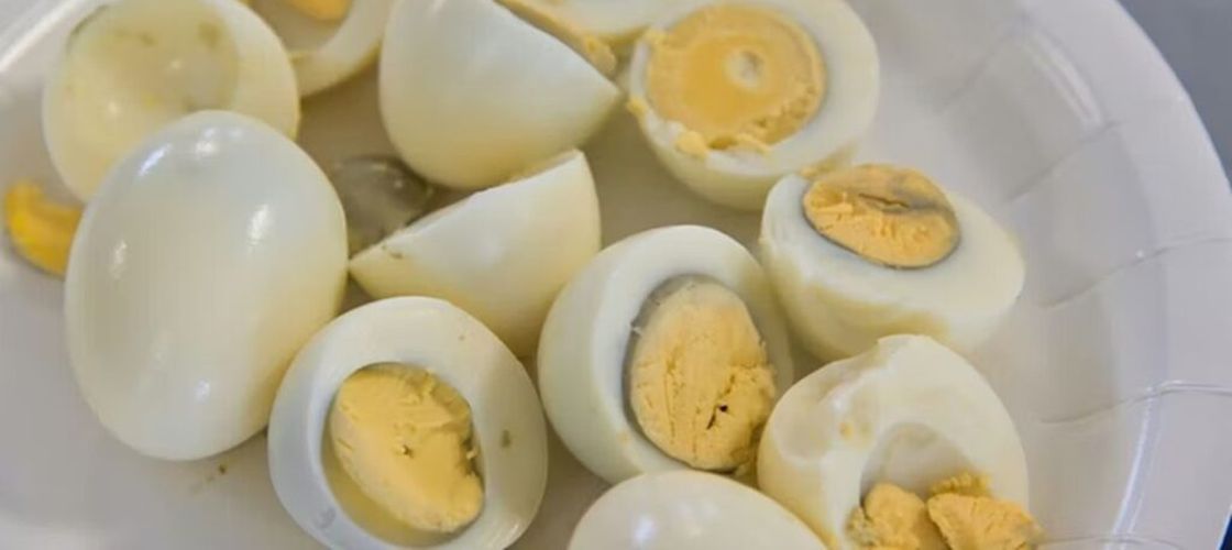 De ce apare marginea verde-albăstruie la gălbenușul ouălor fierte / Specialiștii explică fenomenul care îi sperie pe mulți