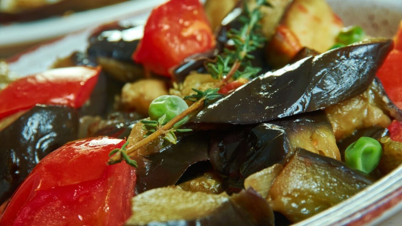 Garnituri de legume: Rețetă de vinete soté. Melanzane a funghetto sau „vinete-ciuperci”. Cu sau fără adaos de roșii