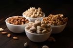 Cele 8 tipuri de nuci care pot reduce colesterolul în mod natural / Ce recomandă specialiștii pentru sănătatea inimii