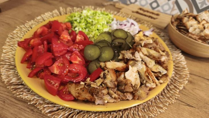 VIDEO FOTO | Salata șaorma crispy. Am adaptat rețeta virală și a ieșit o bunătate pe care trebuie să o încerci și tu acasă