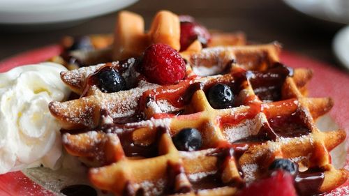 Ceva dulce | Ți-a mai rămas cozonac de la sărbători? Transformă-l simplu și rapid în gofre delicioase!