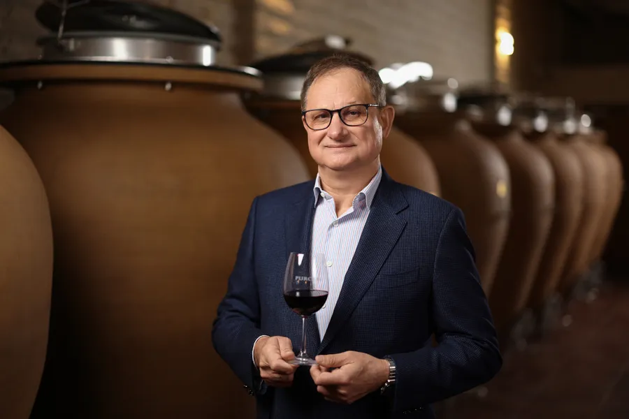 Victor Bostan degustând vin în cramă Purcari Wineries
