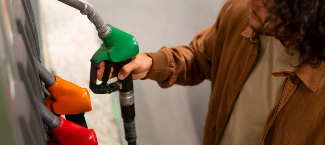 Reducerea prețului la carburanți mai așteaptă: ședința de Guvern de marți a fost amânată