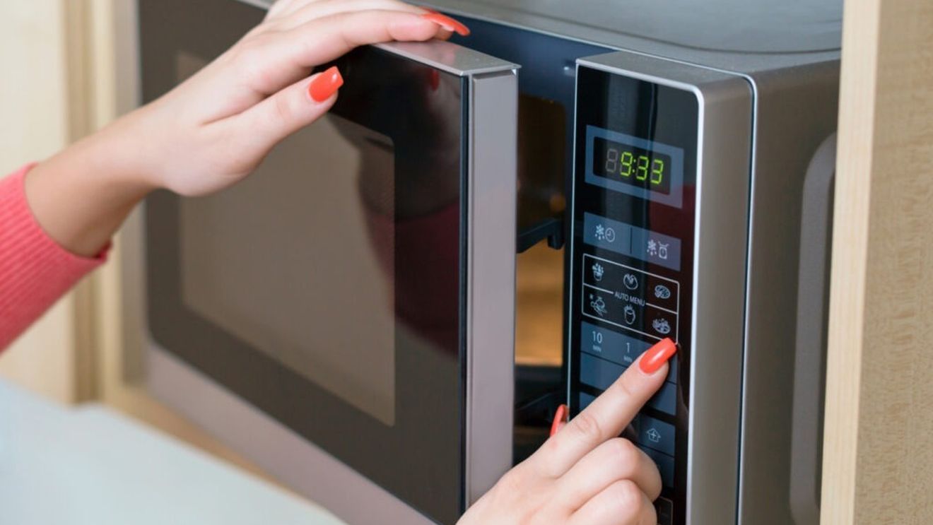 De ce au toate cuptoarele cu microunde grila cu găuri pe ușă/ Detaliul care ne protejează de radiații