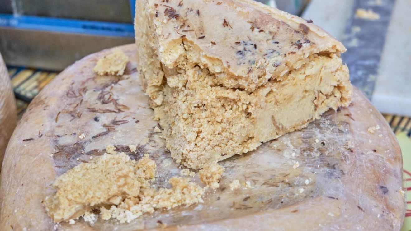 Straniul caz al brânzei cu viermi din Sardinia care nu se poate vinde legal dar pe care toată lumea o caută