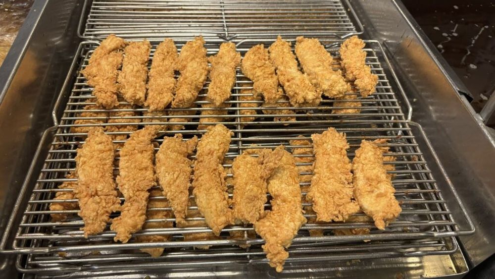 Din culisele unui fast-food din București: ”Uleiul este filtrat după 6 prăjiri / Culoarea închisă provine de la baiț, nu de la utilizarea neregulamentară” - reprezentant rețea de restaurante